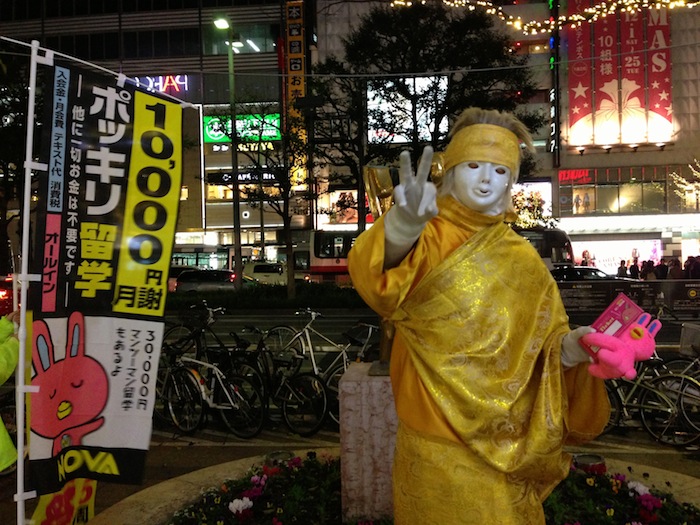 謎の金色の衣装の男の情報を求む