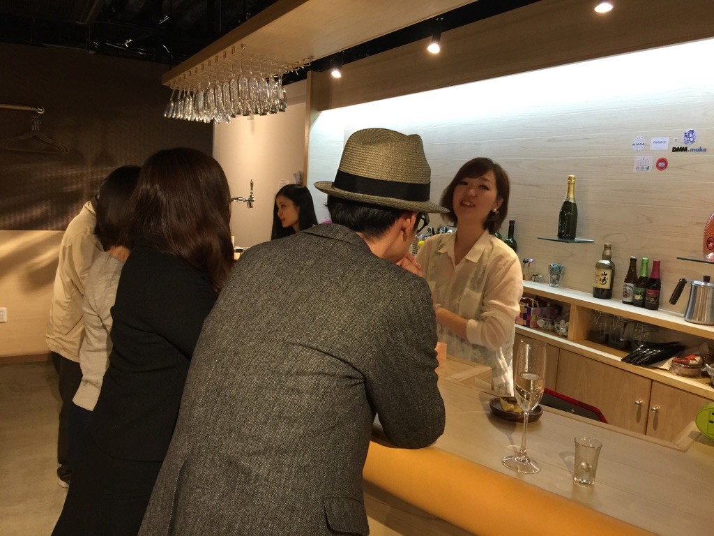 朝活や仕事後の一杯に利用できそうなカフェ&スタンディングバー『breaq』と『awabar k9』が「fabbit」にオープン